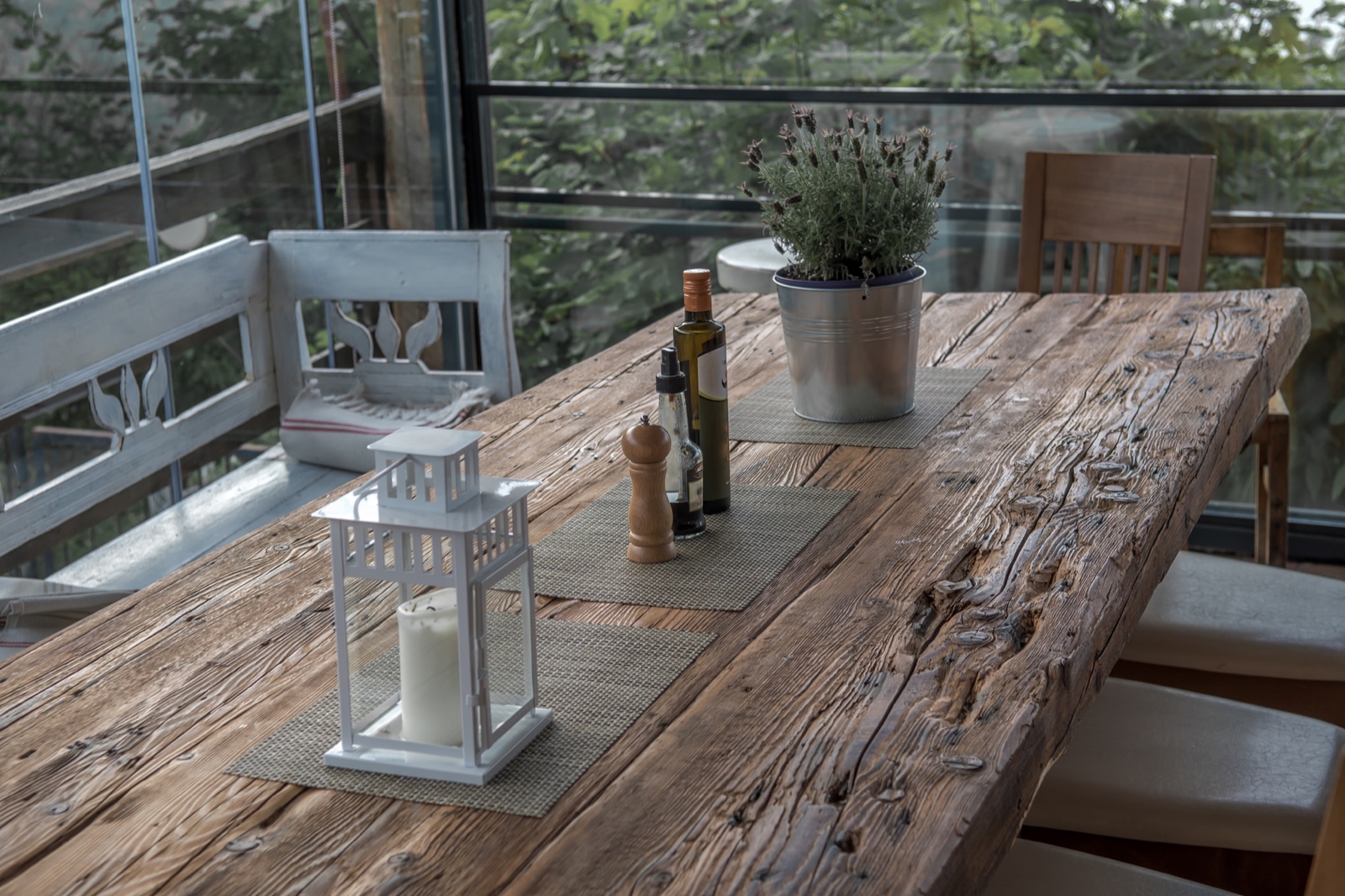 Rustikaler Eichenholztisch mit Laterne und Gewürzen